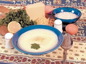 Яичный суп с сыром и зеленью