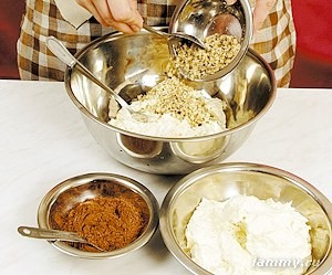 В готовое тесто добавьте измельчённые орехи