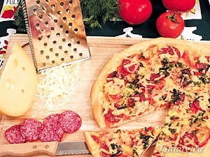 Пицца с сырокопченой колбасой
